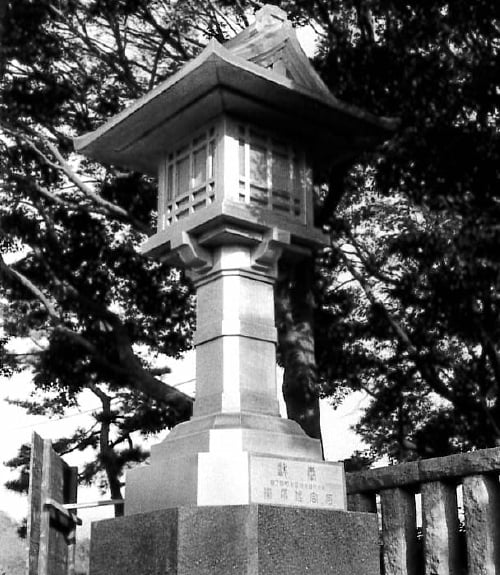 1940年 ステンレス灯篭を鶴岡八幡宮に奉納